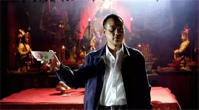 三人同为“达华”，一位已去世，一个背景深厚，第三个是知名奸角