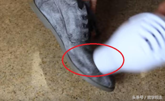 下雨天鞋子前面总是进水,下雨天鞋子进水了脚发白了