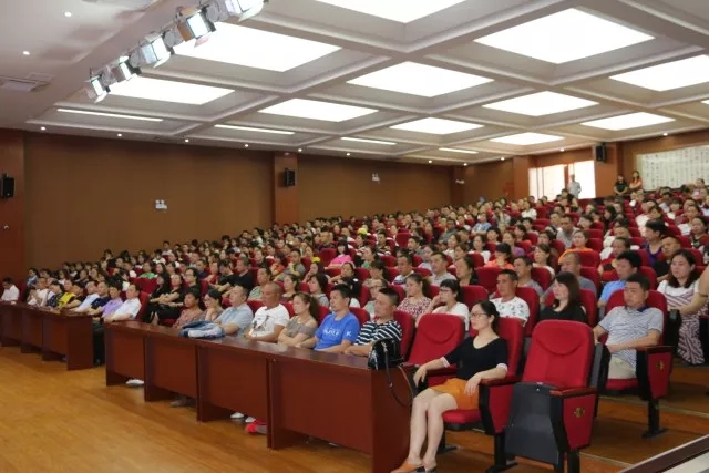 校园洋溢着青春的活力与气息,校园充满活力的气息和欢声笑语