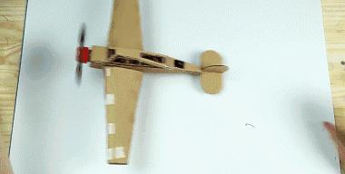 用纸剪出一架可以飞的飞机,用纸箱折个纸飞机