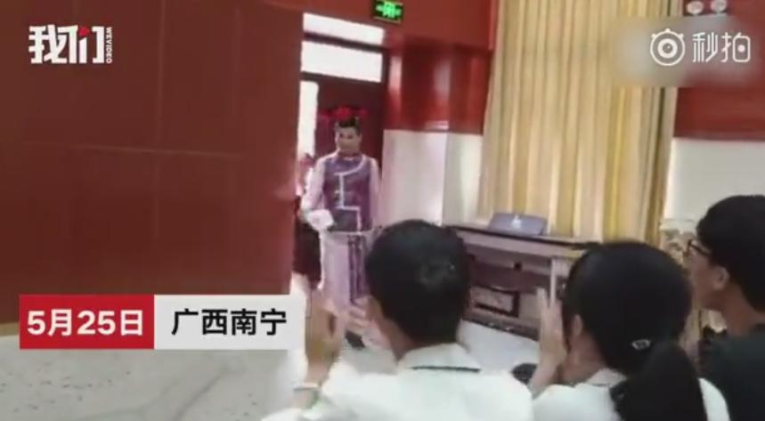 男子科二考试打电话给教练,男子学车碰到教练