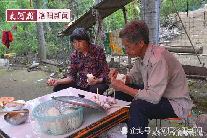 河南老人孤岛养鱼替儿还债：账本从不离身，天天啃馒头吃大蒜！