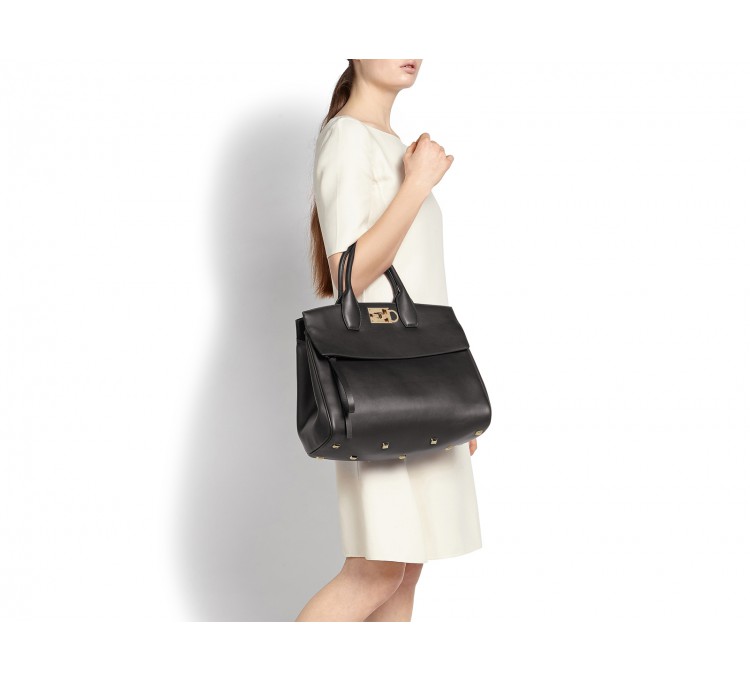 菲拉格慕23年秋冬新款男士豆豆鞋,菲拉格慕的经典蝴蝶结女鞋