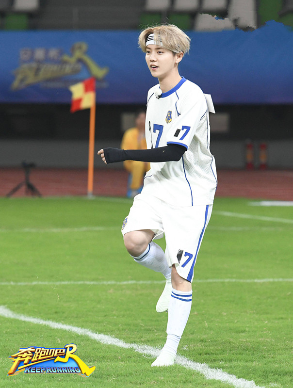 奔跑吧鹿晗穿霸王龙夹克,鹿晗奔跑吧足球视频