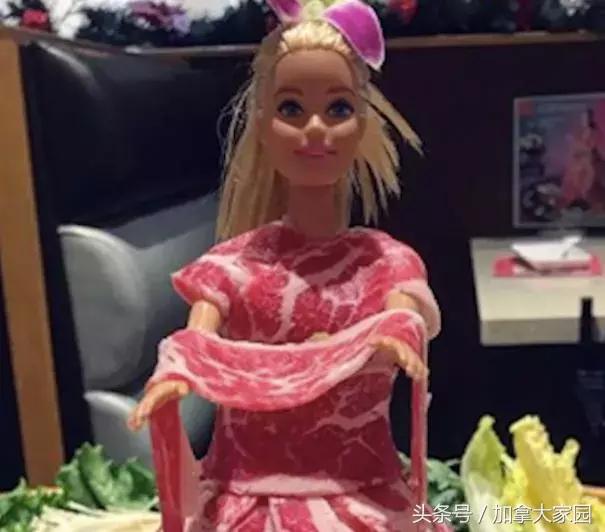 火了！温哥华餐厅用牛肉给芭比娃娃做裙子，这火锅你敢吃吗？