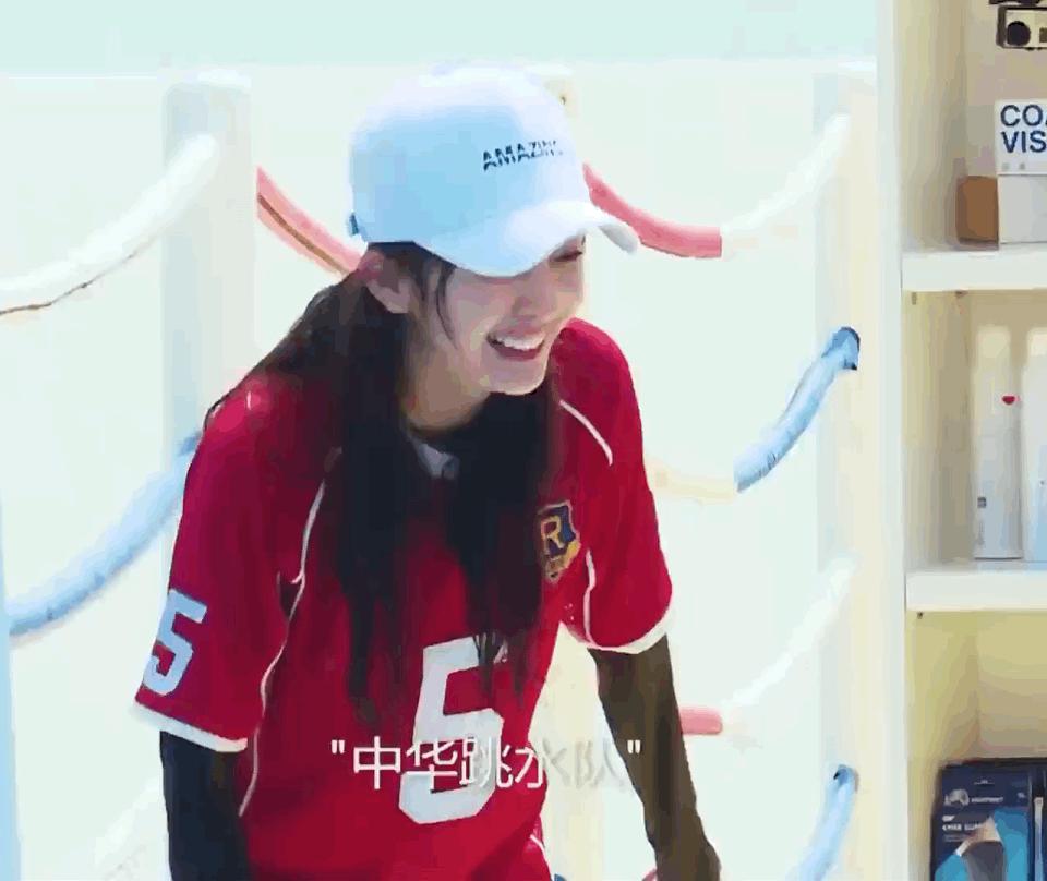 杨幂上跑男踢足球完爆对手！网友：没错，是我大幂，期待今晚跑男