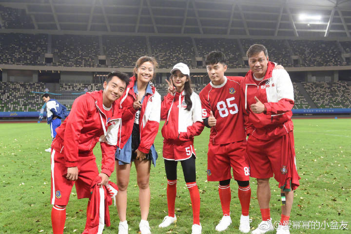 杨幂上跑男踢足球完爆对手！网友：没错，是我大幂，期待今晚跑男