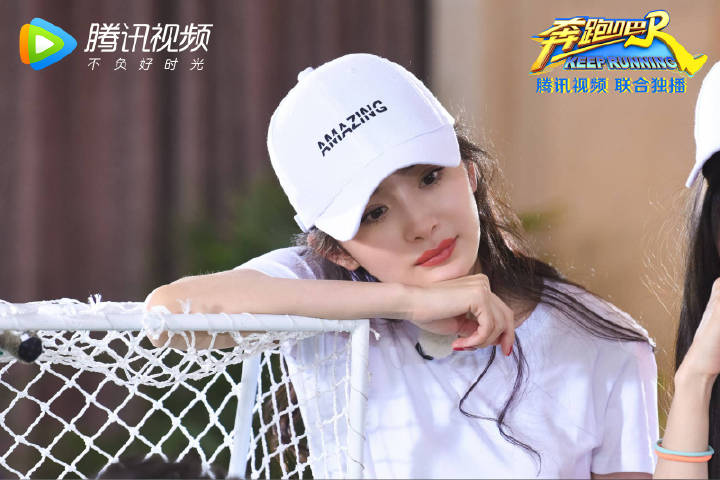 杨幂上跑男踢足球完爆对手！网友：没错，是我大幂，期待今晚跑男