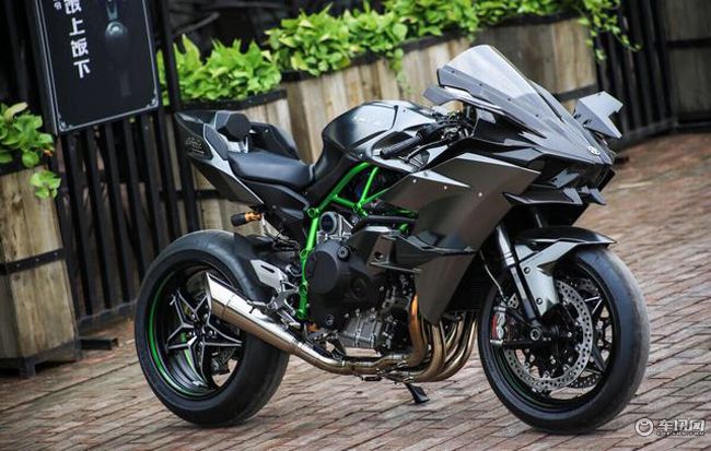 骑川崎h2被开豪车看不起,川崎h2r能不能跑过阿斯顿马丁