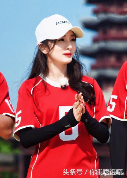 杨幂跑男踢足球照曝光,杨幂杨颖打游戏