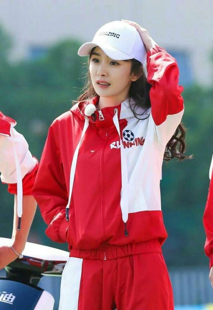 不就是抱了下小朋友嘛，你们至于把杨幂黑成这个样子吗？