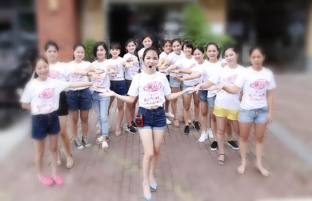 带着娃做着生意真不容易,带着小娃做生意