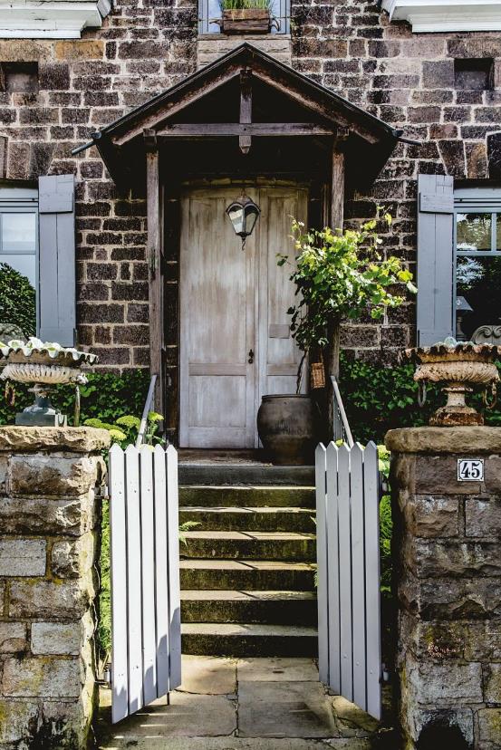 一刮风屋里就嗡嗡响怎么解决,一刮风屋里门就响怎么解决