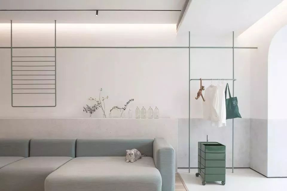 连树都种进房子！71岁高龄老房爆改“回春”，从危房到美宿，不只是惊艳！