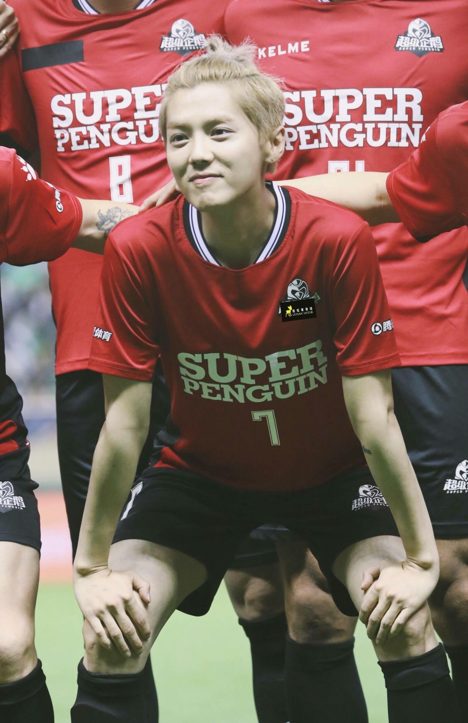 鹿晗跟足球明星合影,鹿晗篮球场偶遇