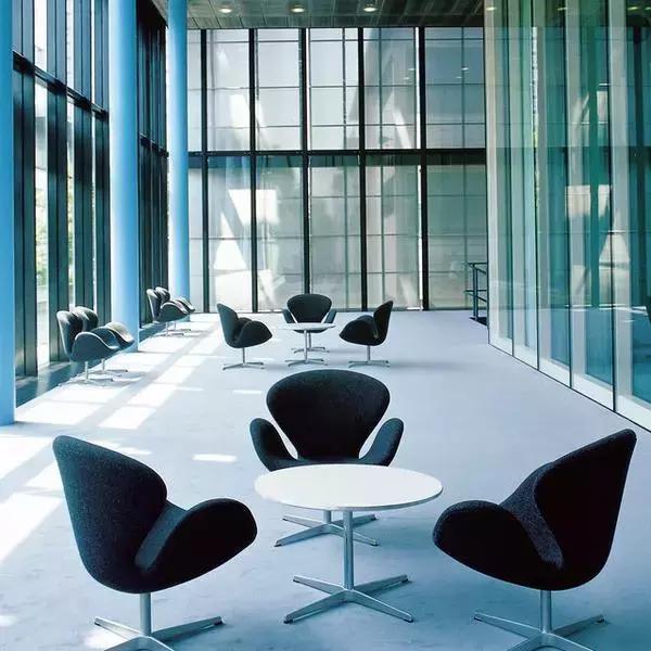 坐着六十年代椅子,小时候的椅子好怀旧