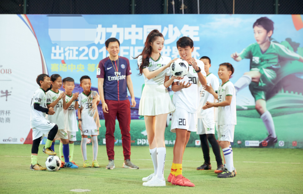 关晓彤鹿晗微博公布恋情照,关晓彤鹿晗范志毅踢球