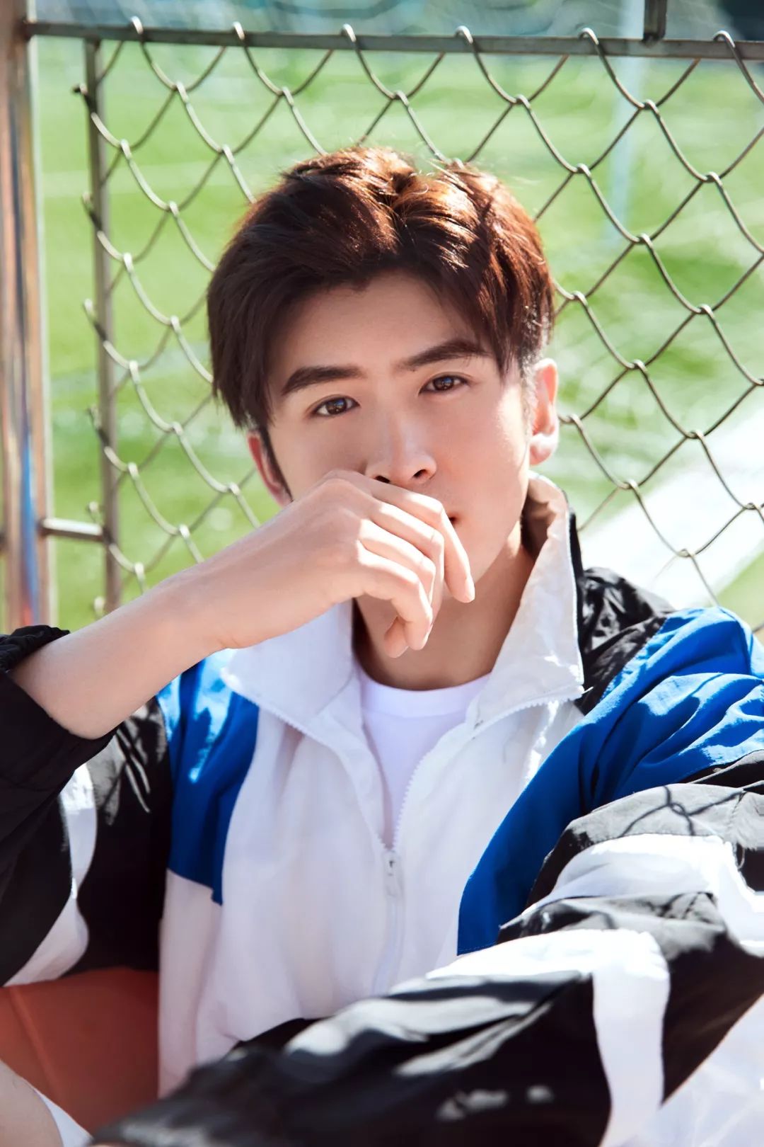 张云龙路透西装加足球,张云龙休闲帅照