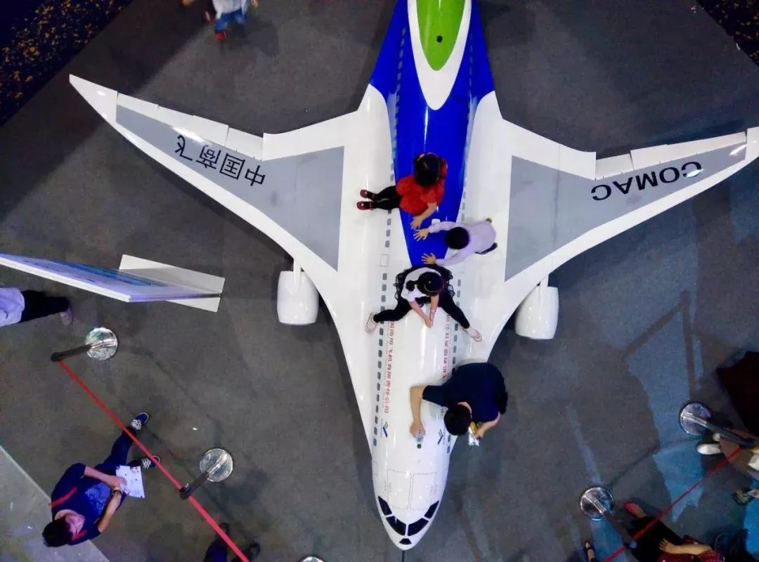 杭州人对未来的好奇心彻底爆发！10多万人在江边“看到了未来”！