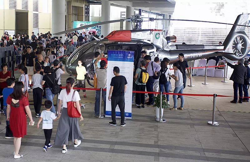 杭州人对未来的好奇心彻底爆发！10多万人在江边“看到了未来”！