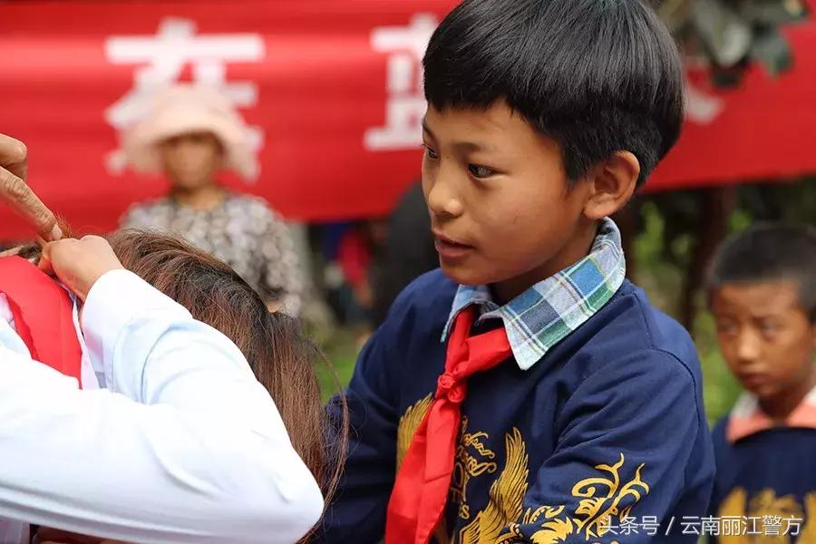 丽江公安走进宁蒗拉伯乡与小朋友们共度六一
