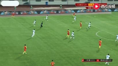 21岁国脚新星实在太拼：冒着受伤的危险救球，这样国脚怎能不爱