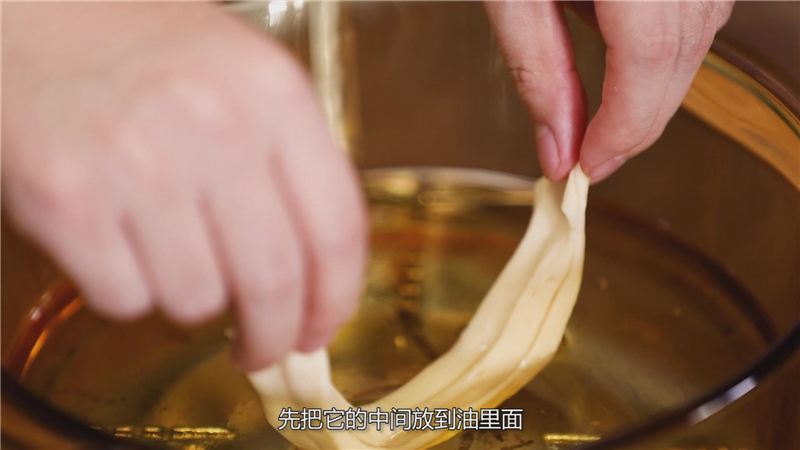 家常自制放心油条的做法视频,油条是怎么炸成的