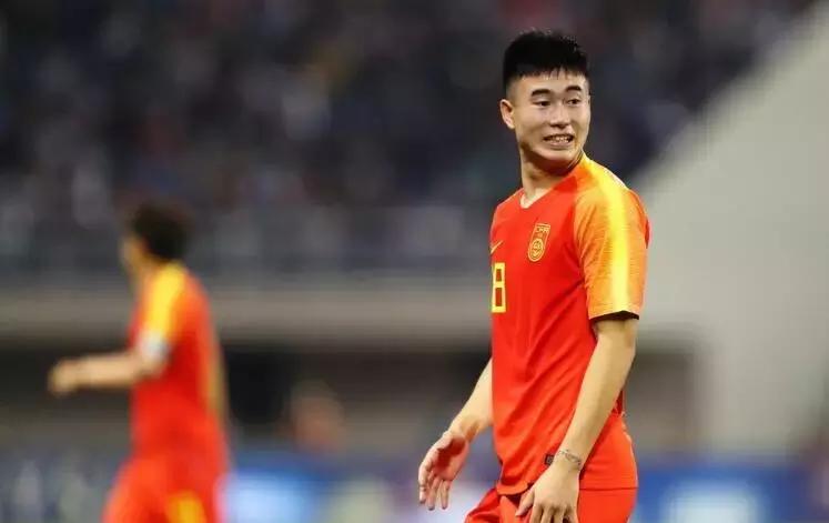 中国男足被纳米比亚连扳两球，国足球迷把矛头指向了恒大后卫！