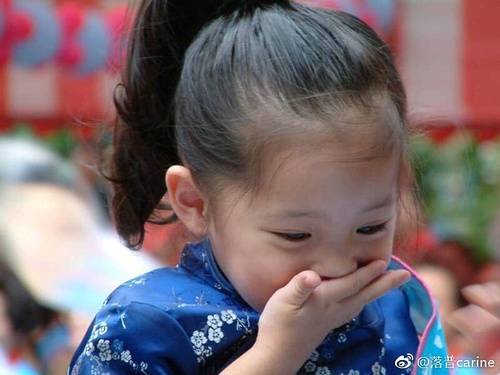 欧阳娜娜童年私照曝光,简直水蜜桃精转世,全身名牌这鞋太讲究了