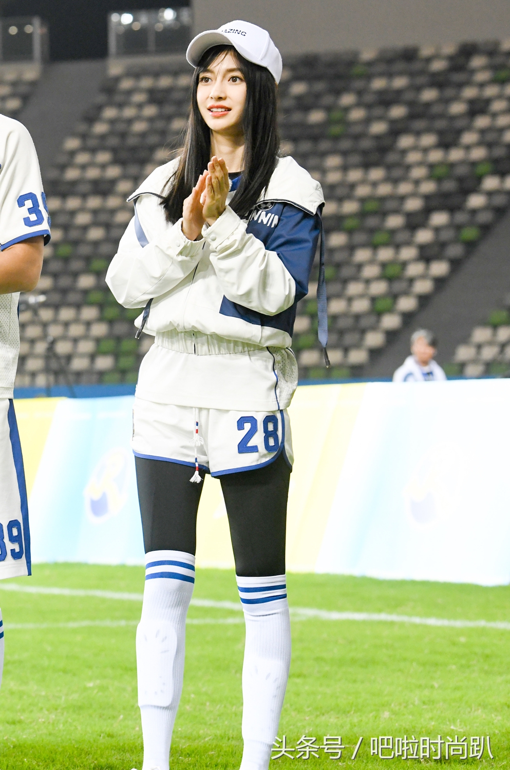 关晓彤踢足球变身美艳足球宝贝,杨幂baby穿成足球宝贝