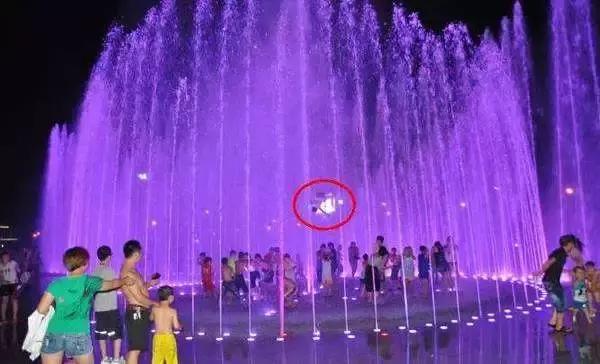 小孩夏天喷泉玩水,喷泉危险不要让孩子玩儿