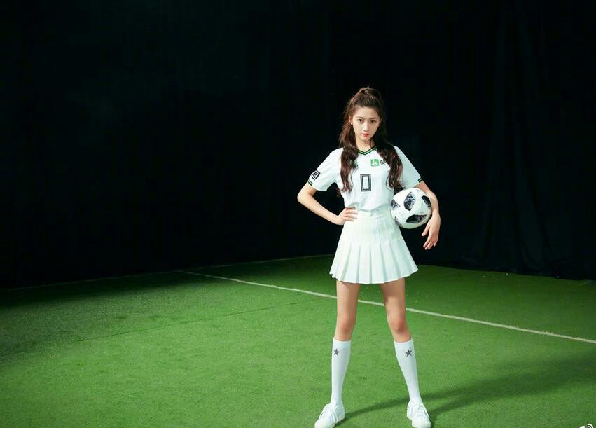 关晓彤鹿晗运动,鹿晗和关晓彤的踢球照片