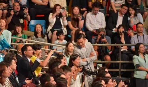 57岁刘德华和52岁爱妻现身女儿毕业礼，气质不输鲜肉小花