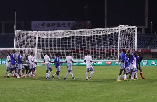 共用护腿板背后：纳米比亚顶级联赛球员月薪甚至只有400人民币