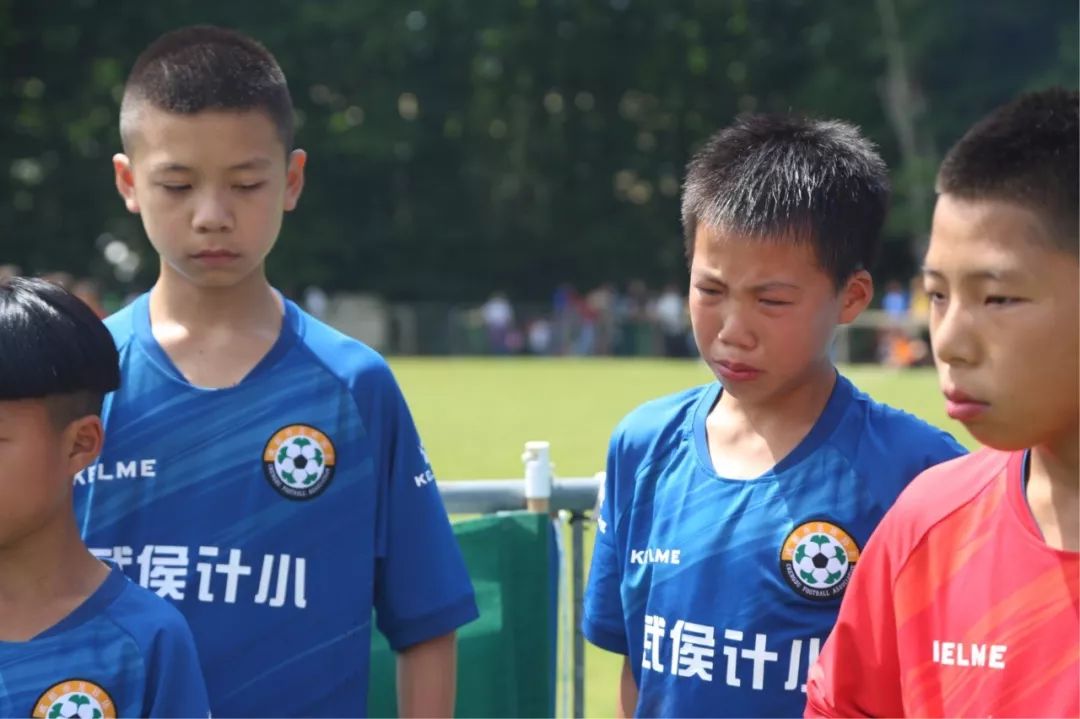 国外唱中国国歌激动到流泪,异国他乡唱国歌催泪视频