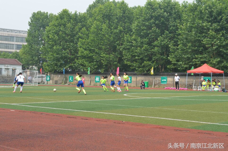 绿茵场上的较量,小小的足球装着美好青春和梦想