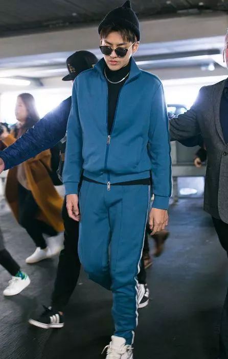 第一个在裤子侧面加条纹的那个人可以获终身成就奖了，易烊千玺鹿晗宋茜都会同意的