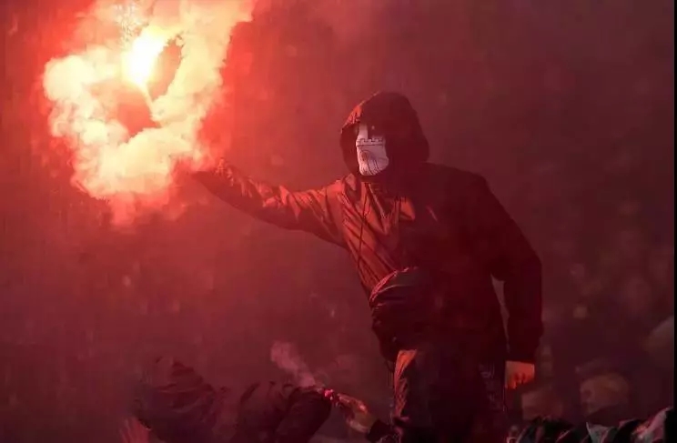 球场发生碰撞应该谁负责,球场发生意外谁负责