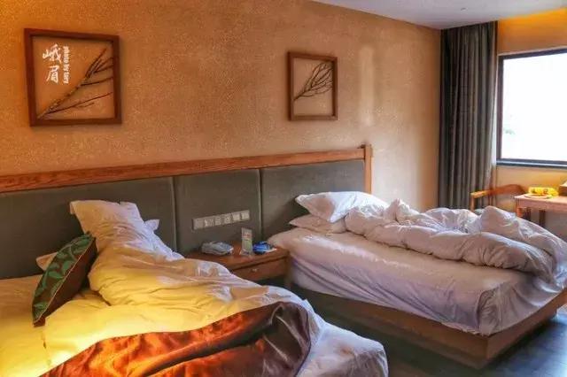 带着女生去峨眉山,带着女友穷游