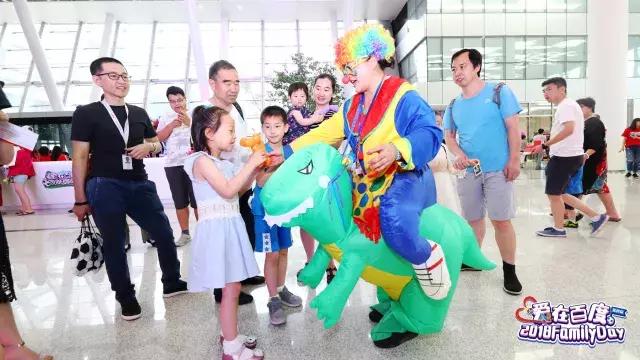 世界杯开幕人群组成球员踢球,百度世界杯活动