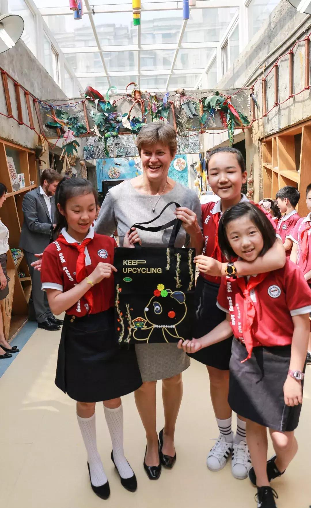 支持减塑，英国驻华大使和成都小学生一起DIY环保帆布袋
