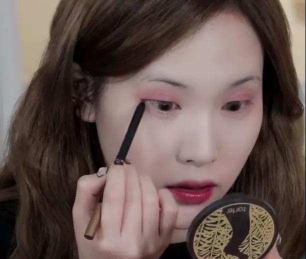 眼睛小睫毛短？学会这几招立马让眼睛放大两倍，堪称诈骗级化妆术