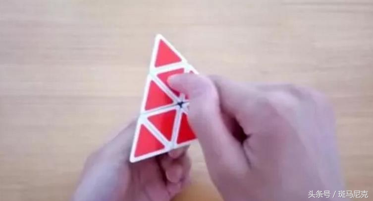 金字塔魔方还原教程的最后一步 (怎样还原2阶金字塔魔方视频教程)