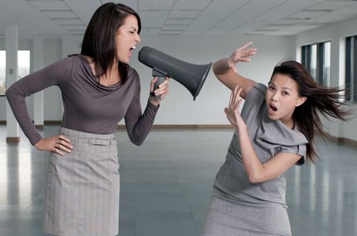 如果遇到一个经常骂你无能、摧毁你自信的上司，你要立刻这样做！