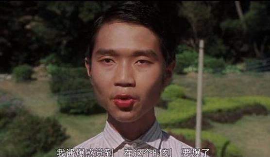 因出演《功夫》走路露出半截屁股，而广为人知，如今发福无人认出