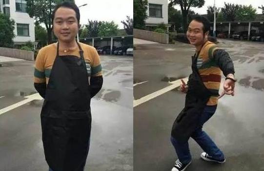 因出演《功夫》走路露出半截屁股，而广为人知，如今发福无人认出