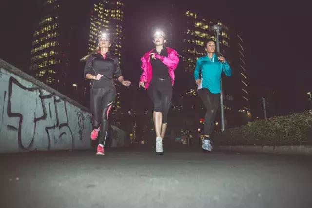 炎炎夏日不愿动？没关系，收好这份夜跑指南，在晚上悄悄燃脂