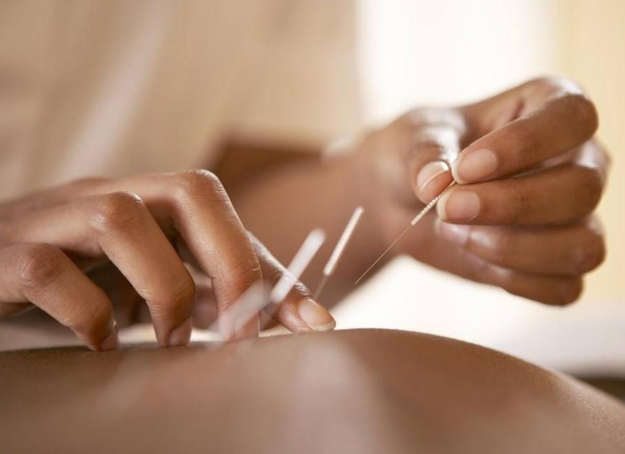 腰椎间盘突出手术还是保守治疗好,腰椎间盘突出10mm还能保守治疗吗