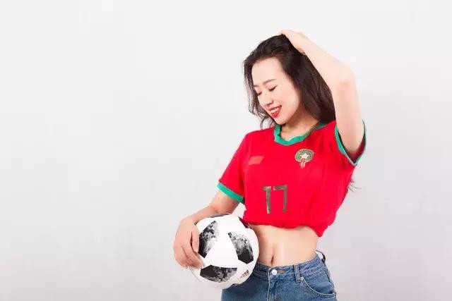 这些空姐都是正宗女球迷