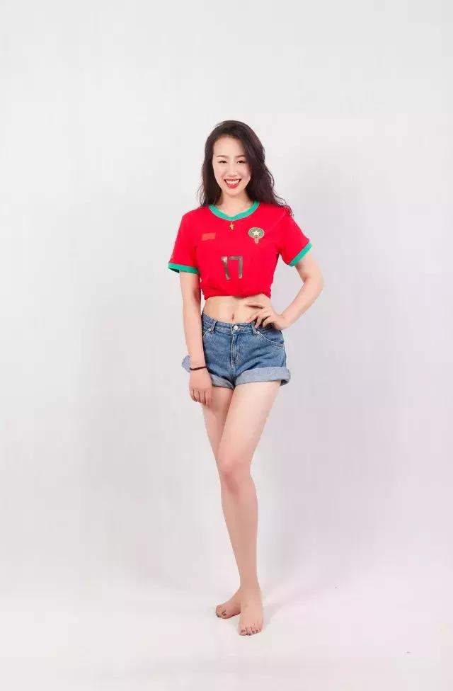 这些空姐都是正宗女球迷